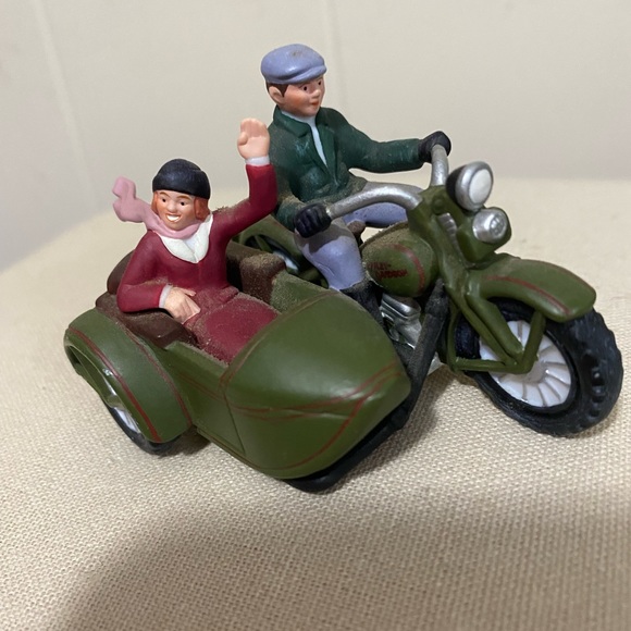 Harley Davidson Christmas Village - Picture 5 of 5